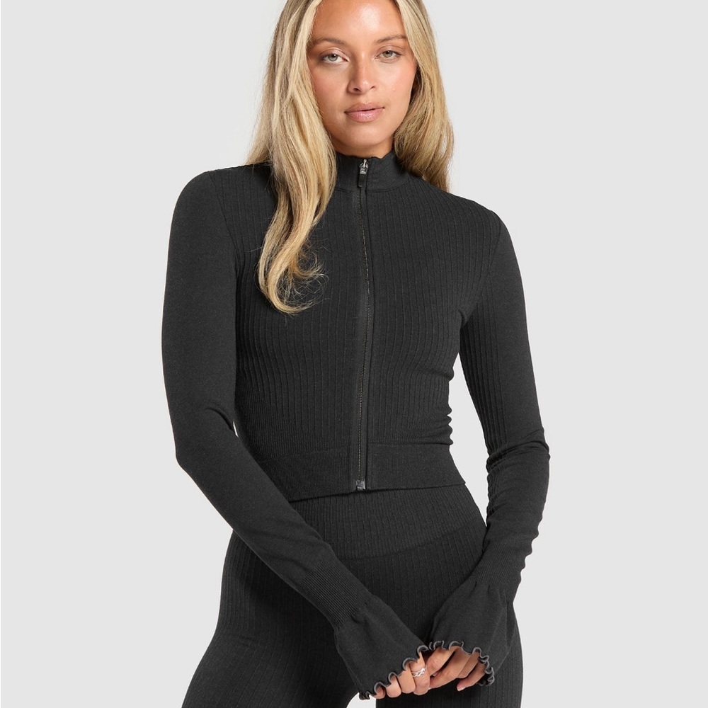 Gymshark Luxe Seamless Jacket
Linear jacket